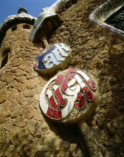 Keramikschild für den Park, am Portierhaus, entworfen 1900-14 von Antonio Gaudi